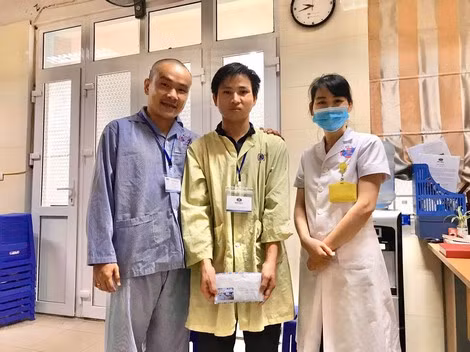 Đạo diễn Đức Thịnh (ngoài cùng bên trái) trao quà cho người nhà bệnh nhân. Đạo diễn Đức Thịnh (ngoài cùng bên trái) trao quà cho người nhà bệnh nhân.