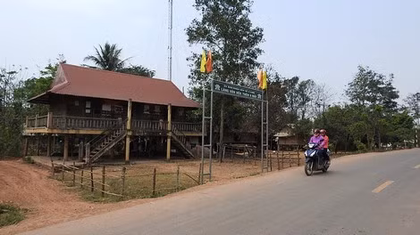 Nhiều người đã đến bản A Máy tìm gặp Hồ Văn Thủ để xin lá "cây Tình yêu".