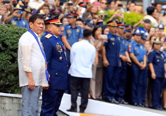 Tổng thống Philippines Rodrigo Duterte và người đứng đầu cơ quan cảnh sát Dela Rosa.