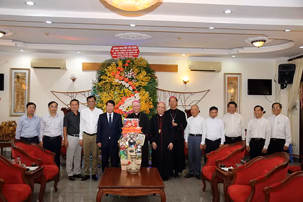 Thứ trưởng Bùi Văn Nam tặng hoa và quà cho Giáo phận Xuân Lộc nhân dịp Lễ Noel 2019.