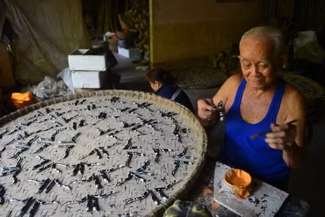 Cụ Châu phụ trách công việc làm râu tôm.