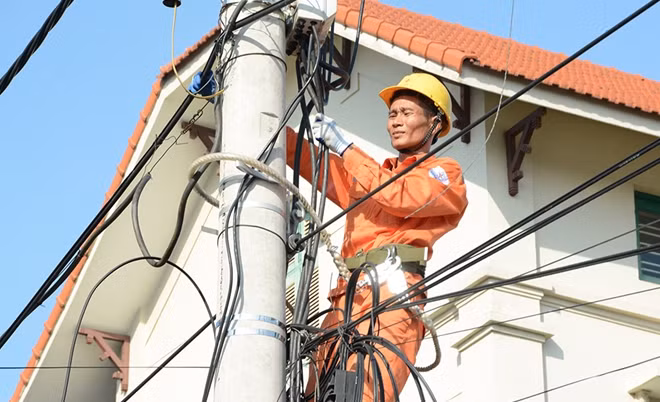 Nắng nóng gay gắt kéo dài đã làm các thiết bị trên lưới điện liên tục vận hành đầy tải, thậm chí quá tải ở một số thời điểm, dẫn đến nguy cơ xảy ra các sự cố cục bộ trên lưới điện.