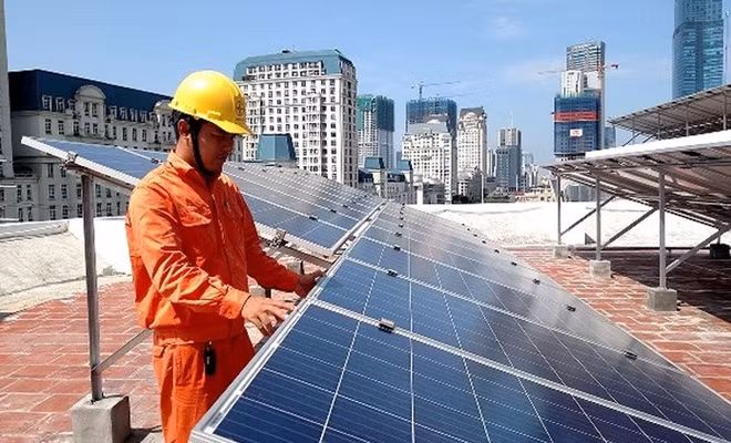 EVN HANOI lắp đặt miễn phí điện mặt trời áp mái cho một số hộ dân hoàn cảnh đặc biệt trong tháng tri ân 2018