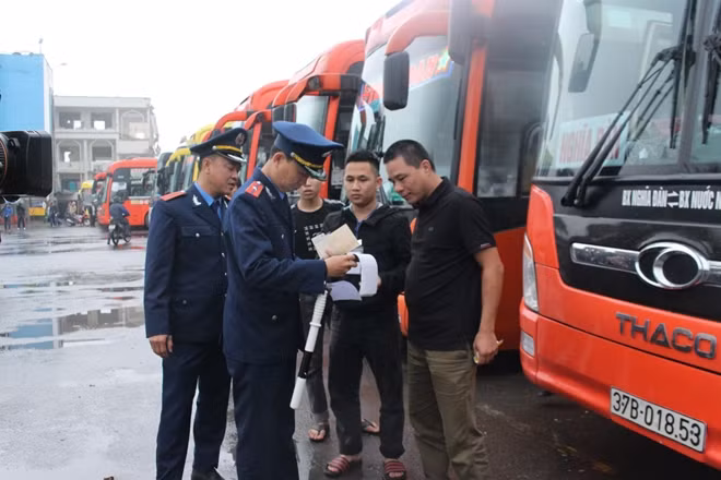 Tổ công tác của Sở Thanh tra GTVT kiểm tra xe khách