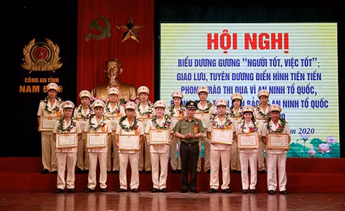 Thứ trưởng Nguyễn Văn Thành trao Bằng khen của Bộ Công an tặng các tập thể, cá nhân có thành tích xuất sắc. Thứ trưởng Nguyễn Văn Thành trao Bằng khen của Bộ Công an tặng các tập thể, cá nhân có thành tích xuất sắc.
