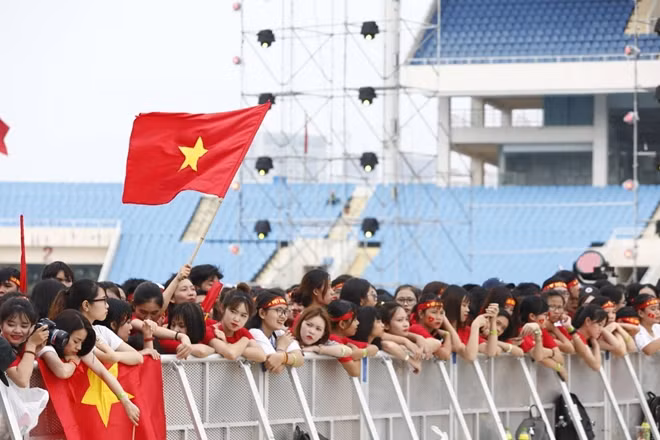 Hàng dài CĐV nữ trong sân Mỹ ĐÌnh. Ảnh: Phong Sơn
