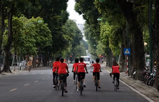 Người dân với áo đỏ sao vàng đạp xe ra đường trong tâm trạng phấn khởi trong bầu không khí trong lành, mát mẻ
