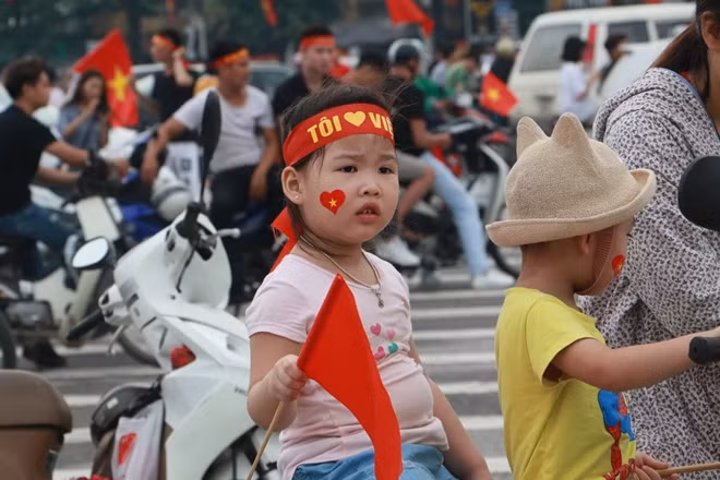 CĐV nhí theo cha mẹ tới sân Mỹ Đình. Ảnh: Trần Ngọc