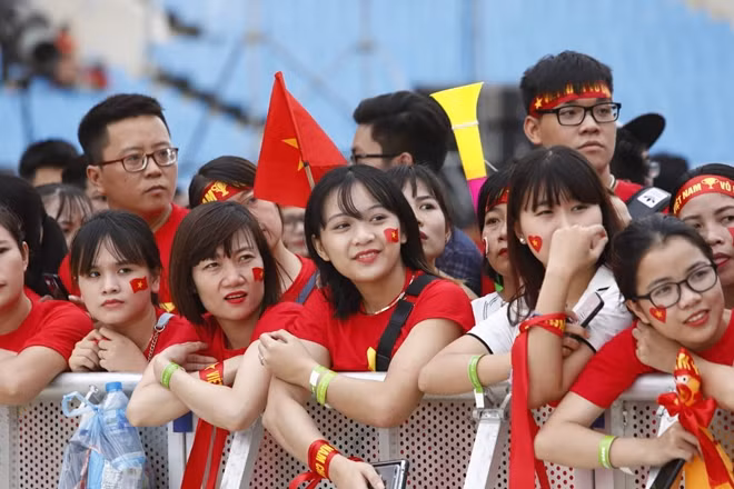 Gương mặt háo hức chờ đợi dù trời đang mưa.