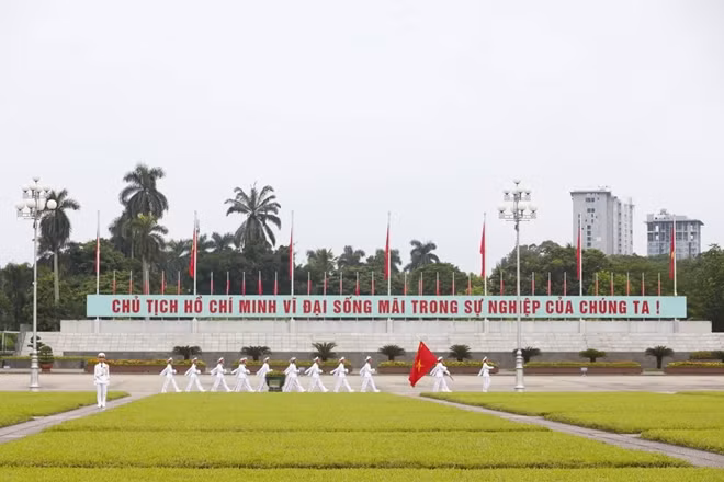 Đúng 5h45, sau khi nghe tiếng báo hiệu sắp đến giờ cử hành lễ chào cờ, mọi người dân đều đứng về đúng vị trí quy định. Đoàn nghi lễ tiến ra lễ đài một cách trang nghiêm trong tiếng nhạc rộn ràng khí thế của bài Tiến bước dưới quân kỳ.