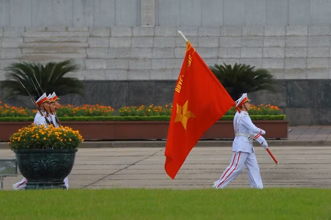 Lá Quân kỳ Quyết thắng dẫn đầu, kế đến là đội tiêu binh có 34 người, gồm 1 đội trưởng, 3 người kéo cờ, 3 người vác Quân kỳ và 9 hàng quân xếp hàng 3 đi đều bước.