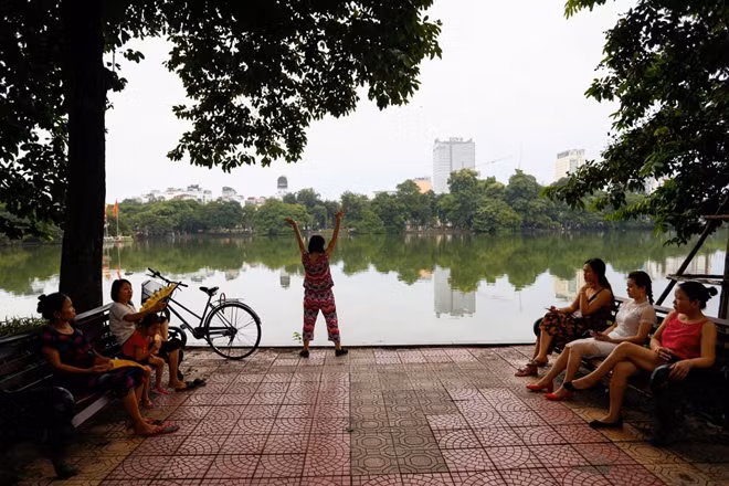 Nhắc đến Hà Nội không thể nhắc đến Hồ Gươm, nơi đây là trái tim của thủ đô. Thường vào mỗi buổi sáng sớm, người dân đổ về đây tập thể dục, hưởng không khí trong lành