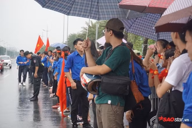 Thanh niên tình nguyện cùng lực lượng công a đảm bảo an ninh cho lễ đón. Ảnh: Saostar.