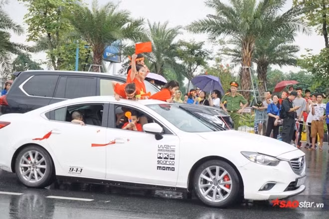 Dòng người đổ về Nội Bài. Ảnh: Saostar.