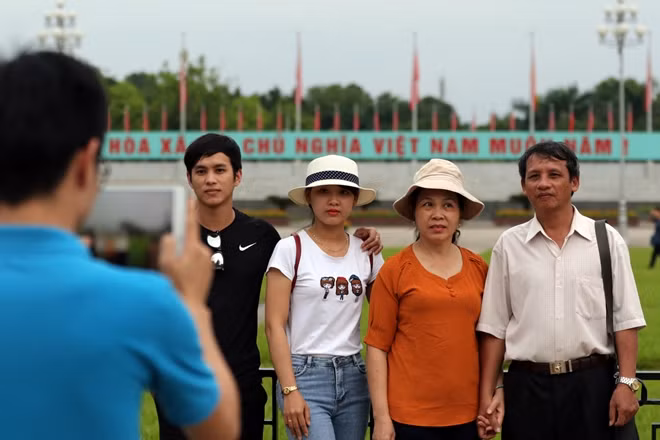 Ai ai khi đến quảng trường Ba Đình ngày hôm nay đều cố lưu giữ khoảnh khắc thiêng liêng trước lăng Bác.