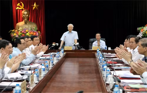 Tổng Bí thư và các đại biểu chúc mừng những thành tích của Ban Tuyên giáo đã đạt được trong những năm qua.