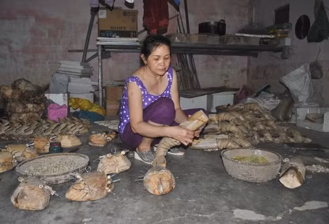 Bà Công đang làm một công đoạn để tạo ra tôm hùm bằng tre độc đáo.