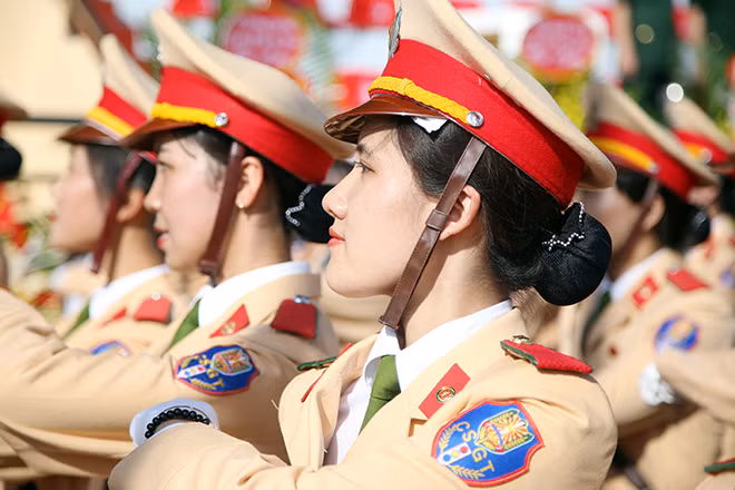 Sau quãng thời gian đội nắng dầm mưa tập luyện, gương mặt những nữ sinh cảnh sát hiện lên nét rắn rỏi nhưng vẫn đáng yêu vô cùng.