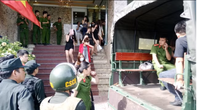 Đưa dân chơi về trụ sở công an xử lý.