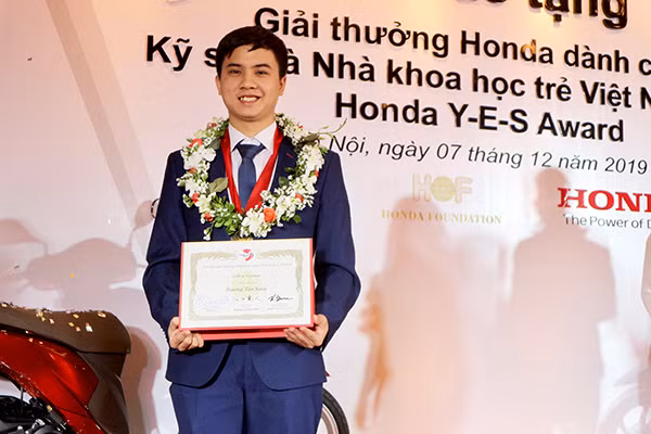 Tân Thủ khoa Trương Tấn Sang nhận học bổng của Honda Y – E – S Award