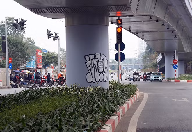 Chân cầu vượt An Dương cũng trở thành "nạn nhân" của hành động vô ý thức