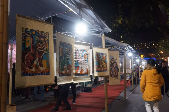Người dân thưởng lãm tranh Đông Hồ.