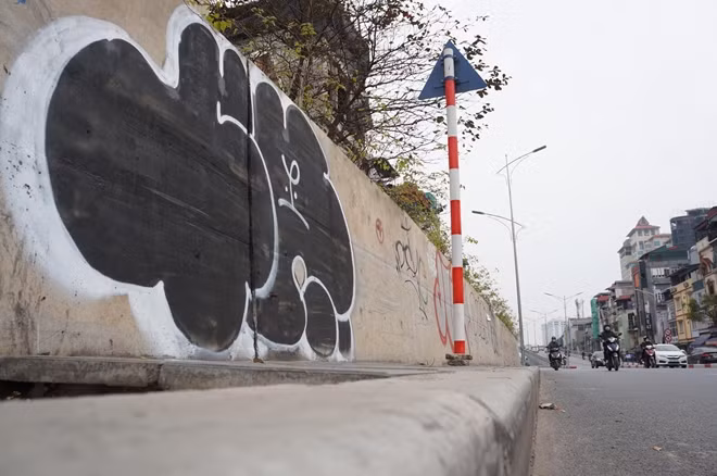Đường phố Hà Nội bị bôi bẩn bởi những người vô ý thức