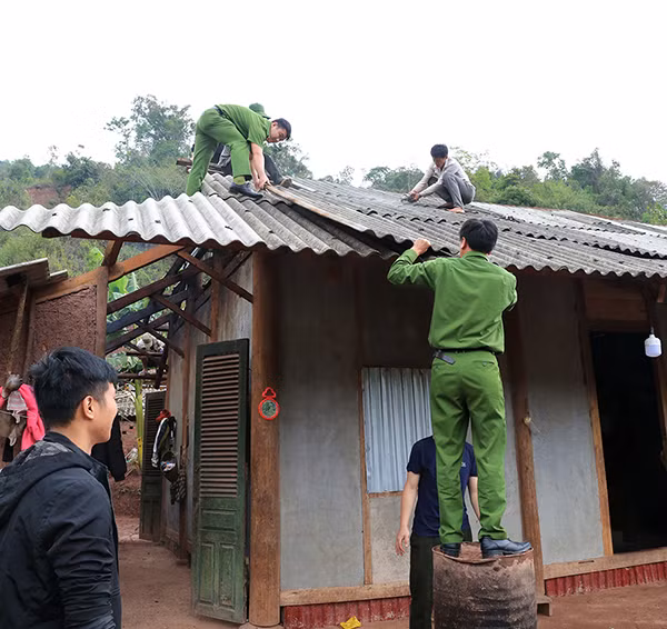 Công an huyện Mường Nhé và Công an xã Sín Thầu giúp hộ nghèo sửa lại căn nhà dột nát.