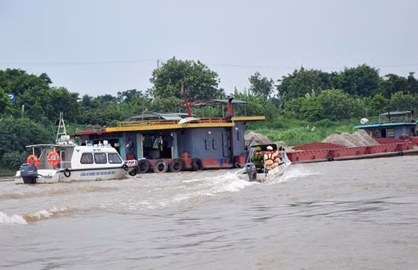 Lực lượng CSGT kiểm tra, xử lý nghiêm các phương tiện vi phạm Lực lượng CSGT kiểm tra, xử lý nghiêm các phương tiện vi phạm
