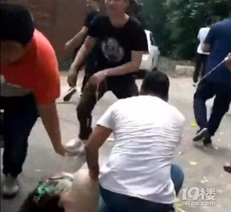7 chàng trai sàm sỡ một phù dâu gây phẫn nộ.
