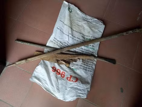 Những vật lạ được tìm thấy dưới mộ người thân của gia đình ông Hùng.