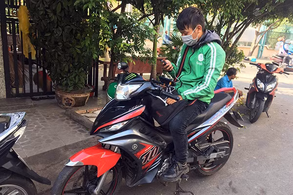 Lương Văn Lộc tại điểm đón khách.