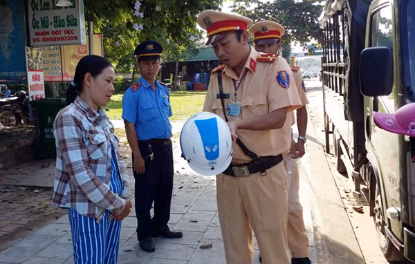 Lực lượng CSGT Công an huyện đảo Phú Quốc, tặng mũ bảo mới cho người dân trên địa bàn.