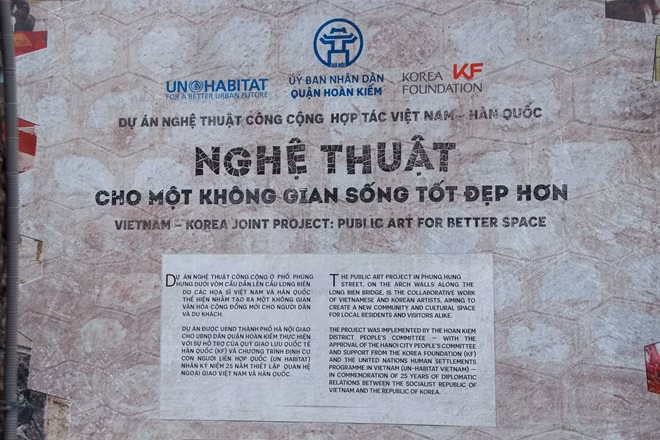 Bắt đầu được thực hiện từ ngày 3-11-2017 do nhóm nghệ sĩ Hàn Quốc phối hợp với nghệ sĩ Viêt Nam thực hiện tại 19 vòm cầu trên phố Phùng Hưng từ đoạn giao với Lê Văn Linh lên Hàng Cót (Hoàn Kiếm, Hà Nội). Nhưng đến giữa tháng 12-2017, dự án bất ngờ bị gián đoạn.