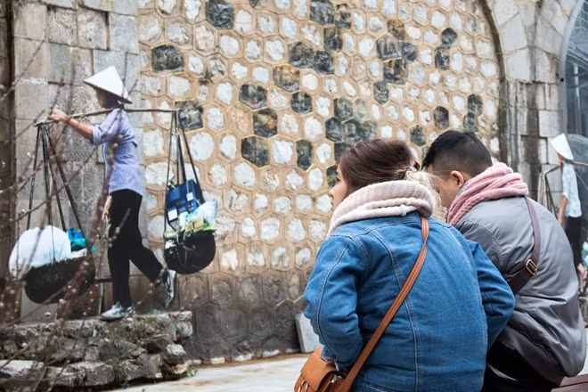 Rất đông bạn trẻ đã có mặt trên phố Phùng Hưng để chiêm ngưỡng không gian văn hóa mới.