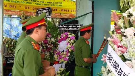 Đồng đội đến viếng Trung úy Tống Duy Tân.