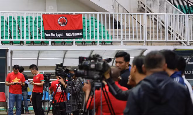 Hội CĐV Milan treo một lá cờ cổ vũ Văn Quyết và đội tuyển Việt Nam trên khán đài.