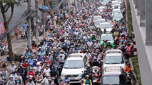 Dòng xe cá nhân hướng vào khu vực trung tâm trong giờ cao điểm.