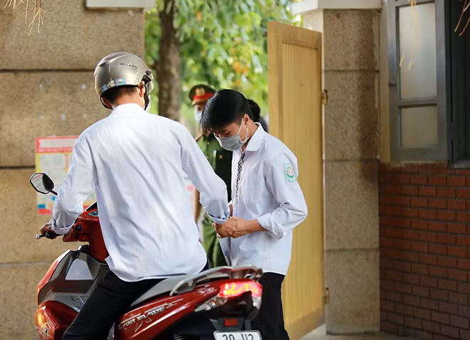 Một thí sinh được bố đưa đến điểm thi khi thời gian chỉ còn vài phút.