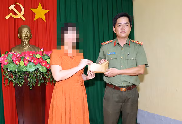 Thượng tá Cao Thiện Hải, Trưởng Phòng An ninh Kinh tế, Công an tỉnh Sóc Trăng, trao trả 50 triệu đồng cho chị N. Thượng tá Cao Thiện Hải, Trưởng Phòng An ninh Kinh tế, Công an tỉnh Sóc Trăng, trao trả 50 triệu đồng cho chị N.