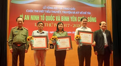 Thứ trưởng Nguyễn Văn Thành và nhà thơ Hữu Thỉnh trao thưởng cho các tác giả đoạt giải A. Thứ trưởng Nguyễn Văn Thành và nhà thơ Hữu Thỉnh trao thưởng cho các tác giả đoạt giải A.