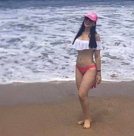 Vẫn thường xuyên khoe thân hình nóng bỏng. Vẫn thường xuyên khoe thân hình nóng bỏng.