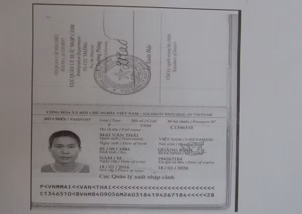 Sau khi nộp tiền cho Công ty QH, anh Thái được làm giúp hộ chiếu và vé máy bay đi Singapore, nhưng không tìm được việc làm.