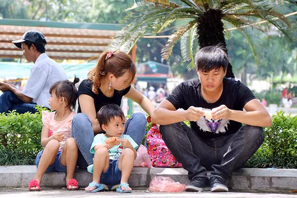 Sau hành trình "vui chơi" trong Công viên Thủ Lệ, không chỉ trẻ nhỏ mà cả người lớn cũng cảm thấy khá mệt mỏi vì phải chen lấn giữa biển người.