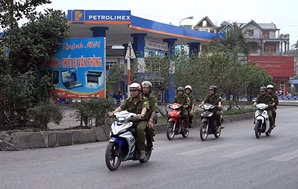 Công an thị trấn Minh Tân tuần tra đảm bảo an ninh trật tự.