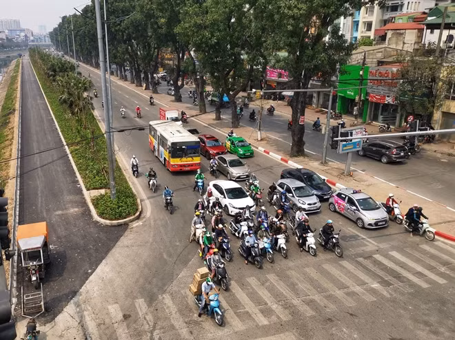 Dự án xén vỉa hè mở rộng mặt đường tuyến Vành đai 2 (đoạn từ Cầu Giấy đến Ngã Tư Sở) được triển khai từ đầu tháng 1-2019 với mục đích góp phần giảm ùn tắc giao thông và tạo nên diện mạo mới cho đường Láng.