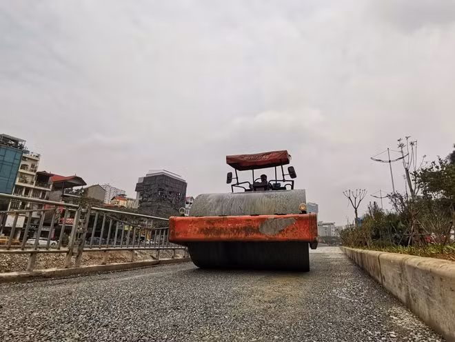 Để làm tuyến đường này, TP cho di dời 3 công trình gây ùn tắc giao thông gồm cây xăng đầu cầu 361, đội ứng trực xử lý thoát nước, chợ tạm Ngã Tư Sở và một số nhà vệ sinh công cộng. TP cũng đã dịch chuyển 371 cây xanh, chặt hạ 105 cây.