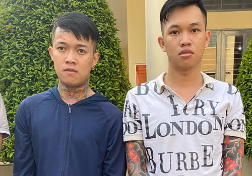 Hồ và Phúc tại cơ quan Công an.