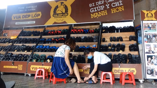Nhiều khách Việt cũng yêu thích dép lốp.