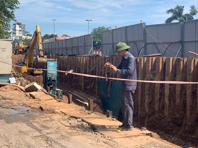 Công nhân tại khu vực thi công mở rộng mặt đường Âu Cơ.